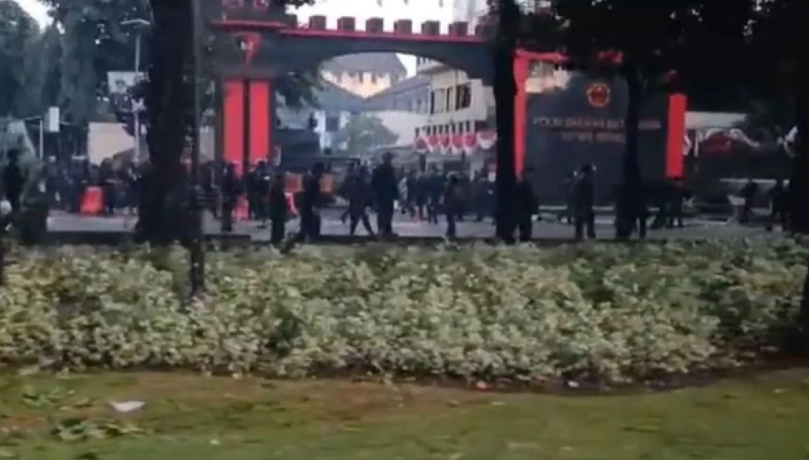 Anggota berseragam antiteror masih melakukan penjagaan ketat di depan Mako Brimob Kwitang, Jakarta Pusat, hingga Jumat (29/8/2025) pagi.