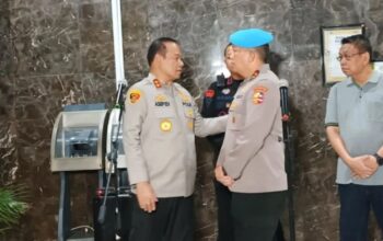 Kadiv Propam Polri Irjen Pol Abdul Karim (kedua kanan) bersama Kapolda Metro Jaya Irjen Asep Edi Suheri saat memberi keterangan kepada media di Jakarta, Jumat (29/8/2025).