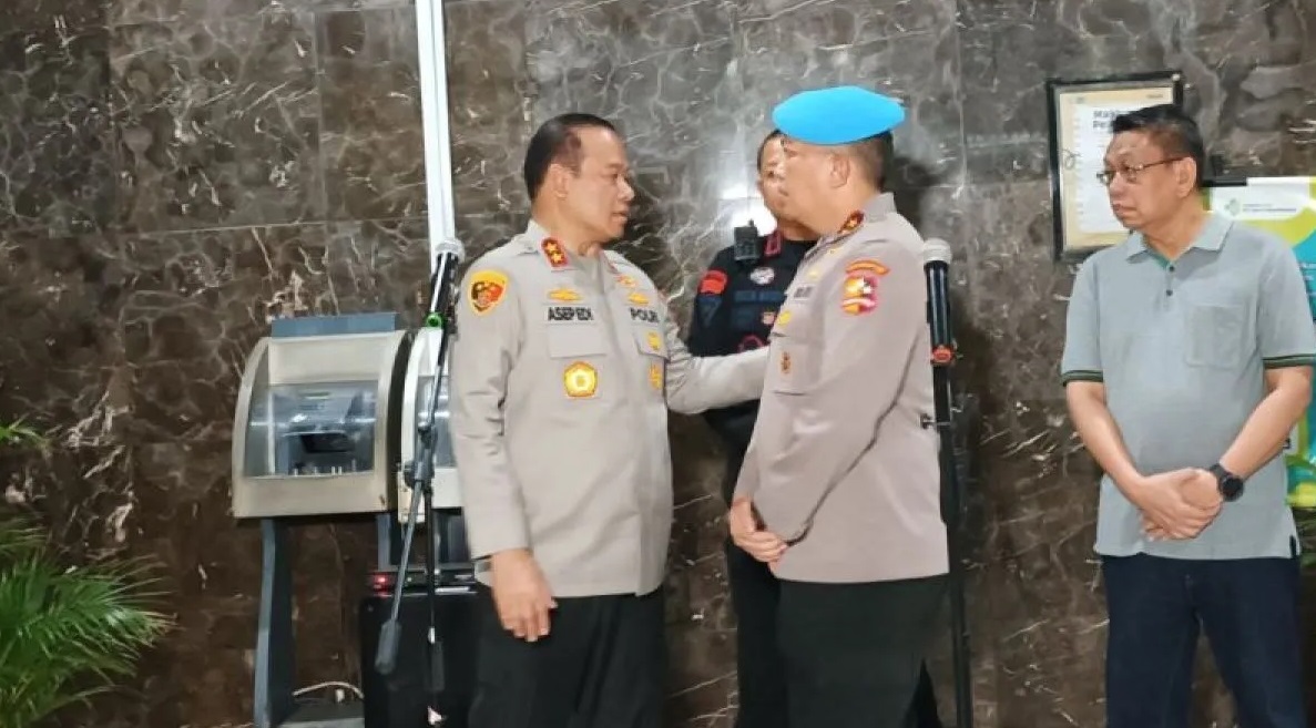 Kadiv Propam Polri Irjen Pol Abdul Karim (kedua kanan) bersama Kapolda Metro Jaya Irjen Asep Edi Suheri saat memberi keterangan kepada media di Jakarta, Jumat (29/8/2025).