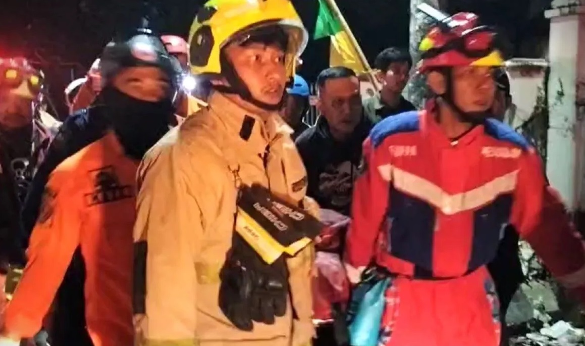 Tim penyelamat mengevakuasi korban yang terjebak kebakaran saat kejadian pembakaran Kantor DPRD Kota Makassar, Sulawesi Selatan, Sabtu (30/8/2025) dini hari. (Darwin Fatir)