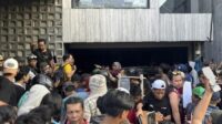 Dolar Ahmad Sahroni Berserakan, Rumah Legislator NasDem Rusak Digeruduk Massa
