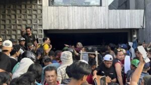 Dolar Ahmad Sahroni Berserakan, Rumah Legislator NasDem Rusak Digeruduk Massa