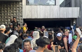 Ratusan orang menggeruduk rumah anggota DPR RI dari Fraksi Partai NasDem, Ahmad Sahroni, di kawasan Tanjung Priok, Jakarta Utara, Sabtu (30/8) sore.