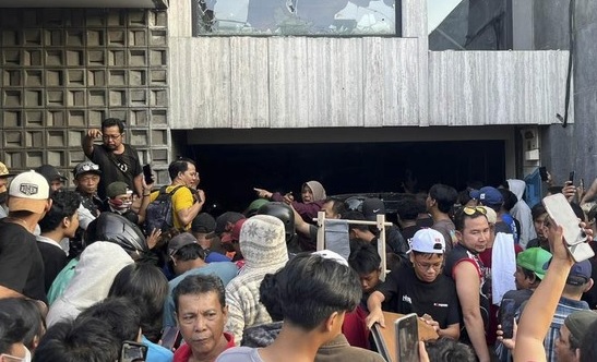 Ratusan orang menggeruduk rumah anggota DPR RI dari Fraksi Partai NasDem, Ahmad Sahroni, di kawasan Tanjung Priok, Jakarta Utara, Sabtu (30/8) sore.