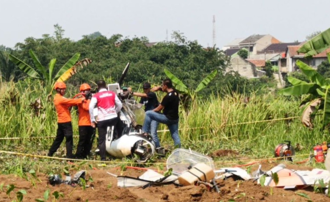 Petugas mengevakuasi pesawat latih di kawasan TPU Astana, Ciampea, Kabupaten Bogor, Jawa Barat, Minggu (3/8/2025). (M Fikri Setiawan)
