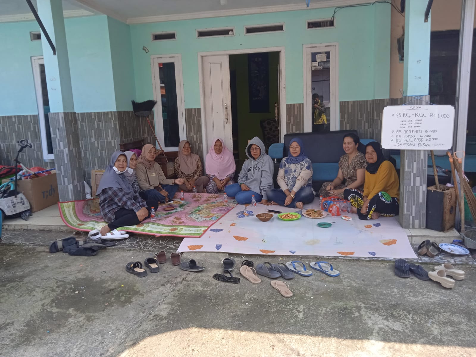 PROTES : Sejumlah emak-emak di RT 01/RW 02, Desa Karangtengah, Kecamatan Cibadak, Kabupaten Sukabumi, saat koordinasi melayangkan surat protes kepada Kepala Desa Karangtengah, Kecamatan Cibadak, Kabupaten Sukabumi.