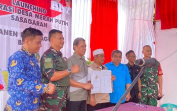 Kepala DKUKM Kabupaten Sukabumi, Sigit Widarmadi, bersama Pangkogabwilhan I, Letnan Jenderal Kunto Arief Wibowo, saat peluncuran Koperasi Merah Putih di Desa Sasagaran.