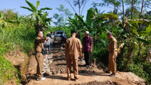 Jalan Penghubung Cimenteng–Karadenan Dibangun Lewat Program Padat Karya