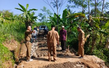Disnakertrans Sukabumi Monitoring Proyek Padat Karya di Desa Cimahi