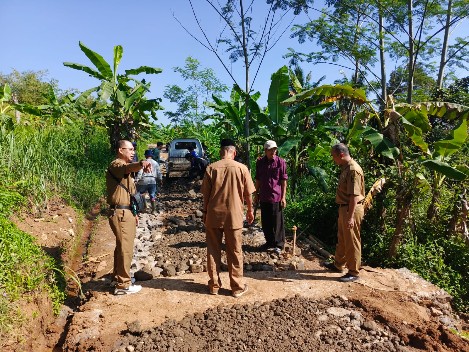 Disnakertrans Sukabumi Monitoring Proyek Padat Karya di Desa Cimahi