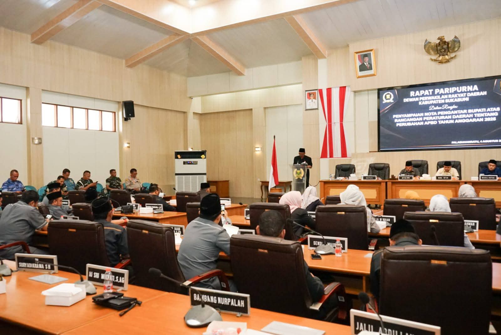 Suasana Rapat Paripurna DPRD Kabupaten Sukabumi bersama pemerintah daerah.(Foto: Nandi/Radar Sukabumi)