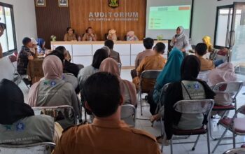 Tim juri Provinsi Jawa Barat saat visitasi Perpustakaan Taman Pamekar Desa Kabandungan.