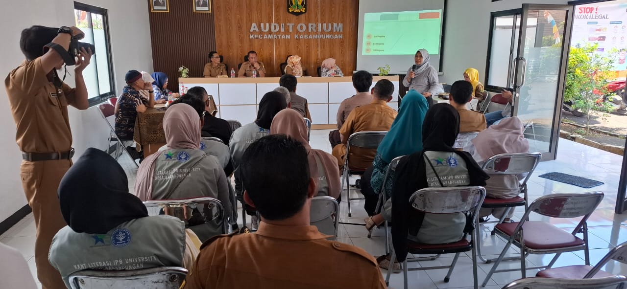 Tim juri Provinsi Jawa Barat saat visitasi Perpustakaan Taman Pamekar Desa Kabandungan.