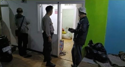 Petugas kepolisian saat melakukan olah TKP penemuan mayat di kamar kos, Kampung Kebonmanggu, Desa Pasirhalang.(Foto: UNTUK/Radar Sukabumi)