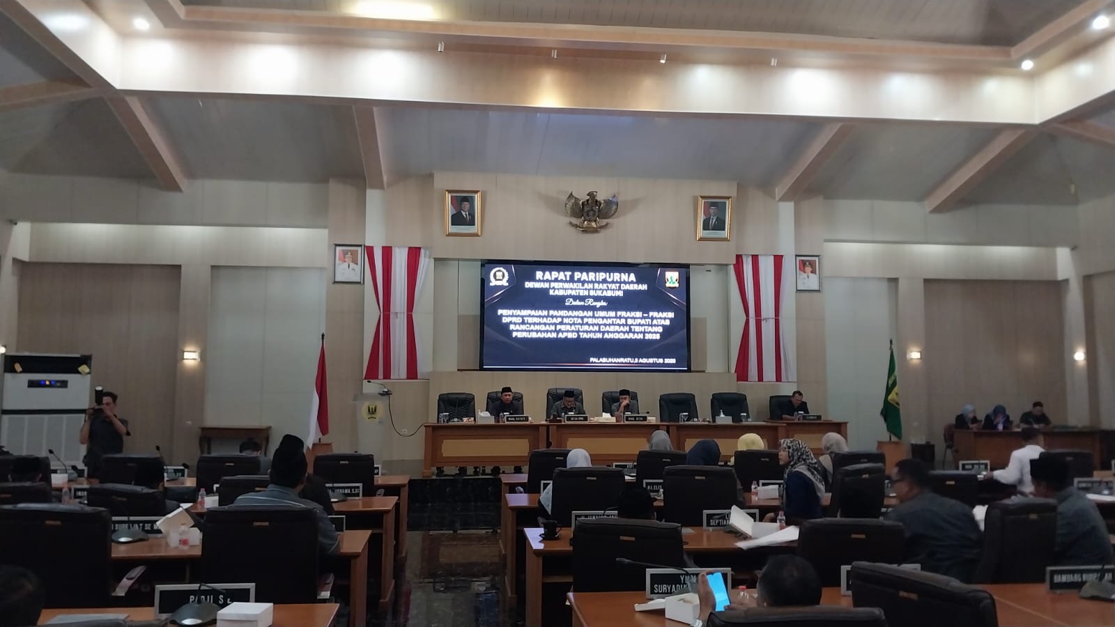 Suasana rapat paripurna DPRD Kabupaten Sukabumi bersama pemerintah daerah.(Foto: Nandi/Radar Sukabumi)