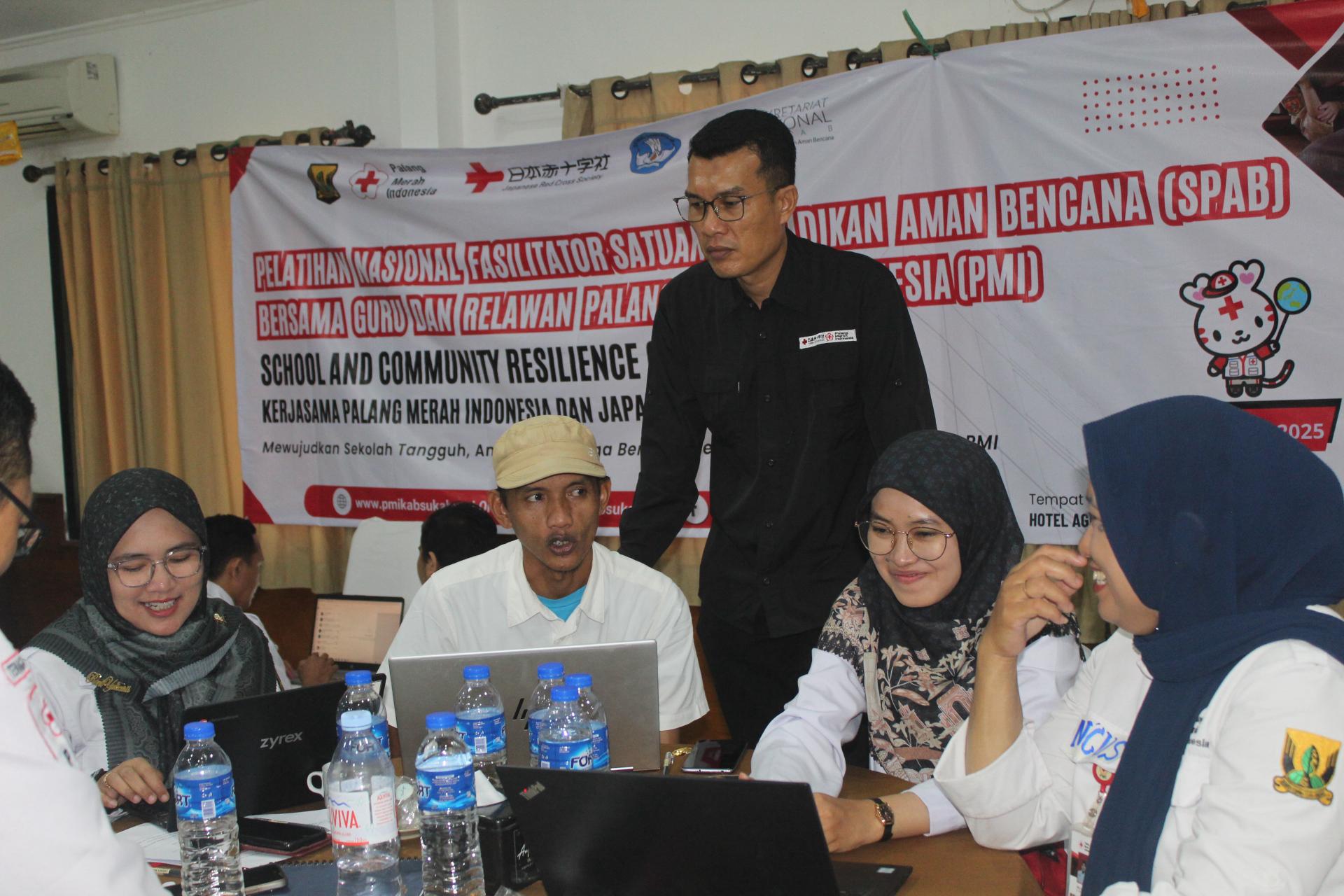 Palang Merah Indonesia (PMI) Kabupaten Sukabumi bersama Palang Merah Jepang (Japanese Red Cross Society/JRCS) kembali menggelar Pelatihan Fasilitator Nasional Satuan Pendidikan Aman Bencana (SPAB), sebagai bagian dari Program School and Community Resilience (SCR). Kegiatan berlangsung pada 5–7 Agustus 2025 di Hotel Augusta, Pelabuhan Ratu.