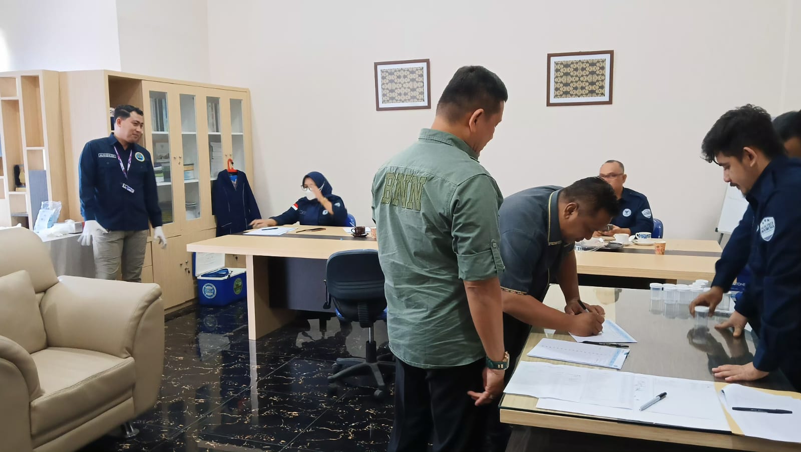 TES URIN: Suasana pelaksanaan tes urine mendadak terhadap anggota DPRD Kabupaten Sukabumi.(Foto: Nandi/Radar Sukabumi )