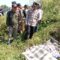 DIEVAKUASI: Warga dan petugas gabungan saat mengevakuasi jasad Wawan (45) di semak-semak Kampung Padasuka, Desa Kertaraharja, Kecamatan Cikembar.