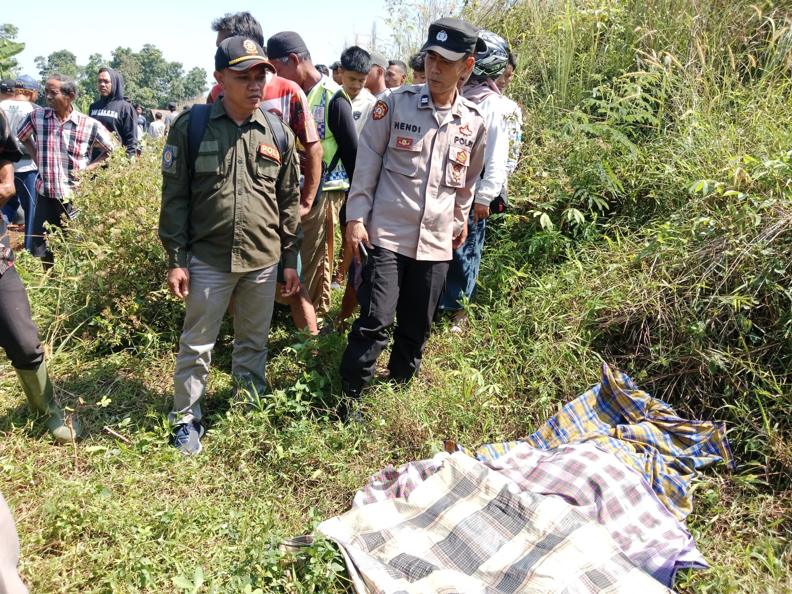 DIEVAKUASI: Warga dan petugas gabungan saat mengevakuasi jasad Wawan (45) di semak-semak Kampung Padasuka, Desa Kertaraharja, Kecamatan Cikembar.