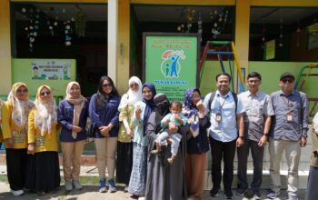 DIKUNJUNGI: Petugas DPPKB Kabupaten Sukabumi saat mendampingi Kemendukbangga Jabar dalam kunjungan lapangan ke salah satu TPA.