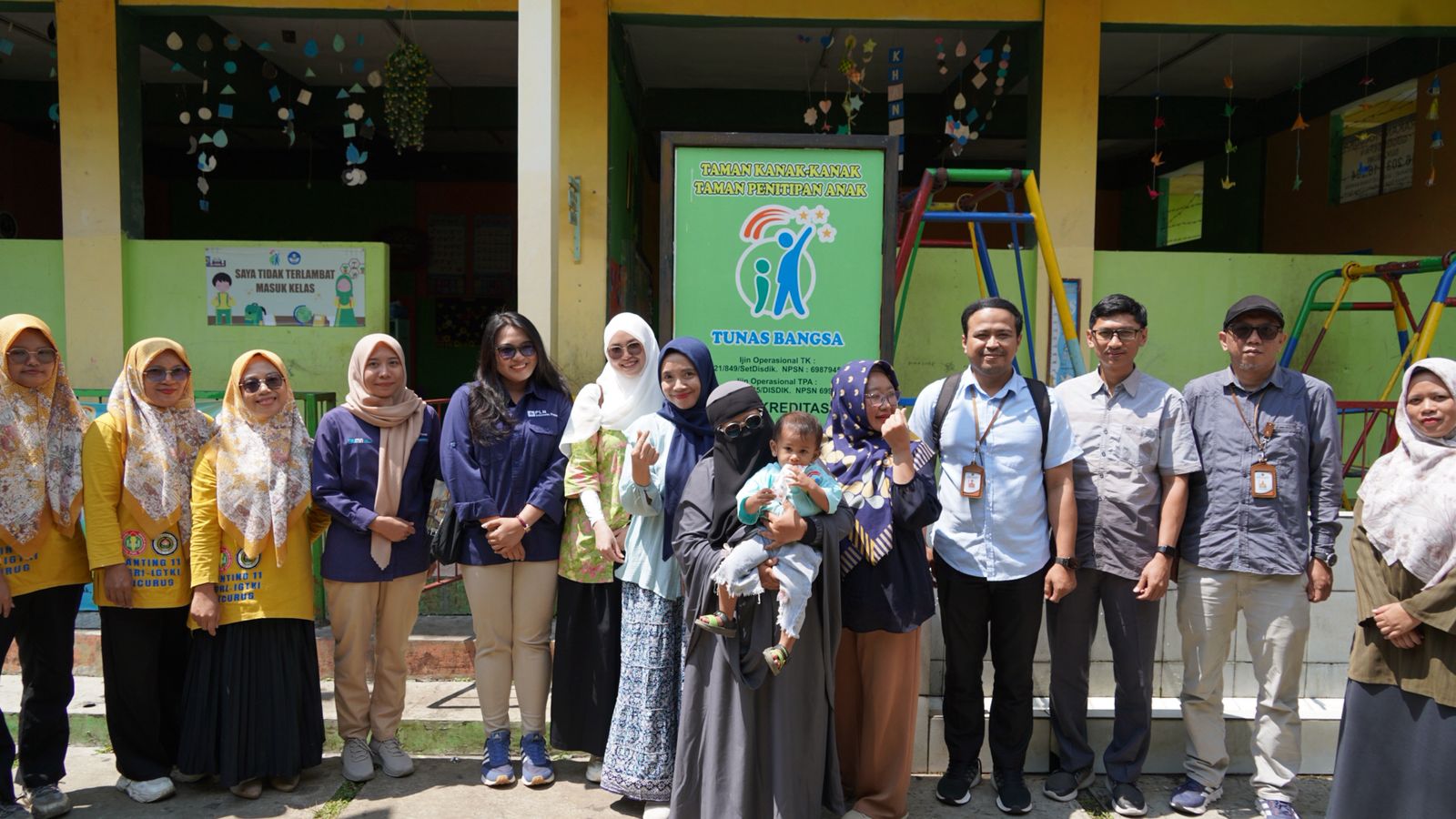 DIKUNJUNGI: Petugas DPPKB Kabupaten Sukabumi saat mendampingi Kemendukbangga Jabar dalam kunjungan lapangan ke salah satu TPA.