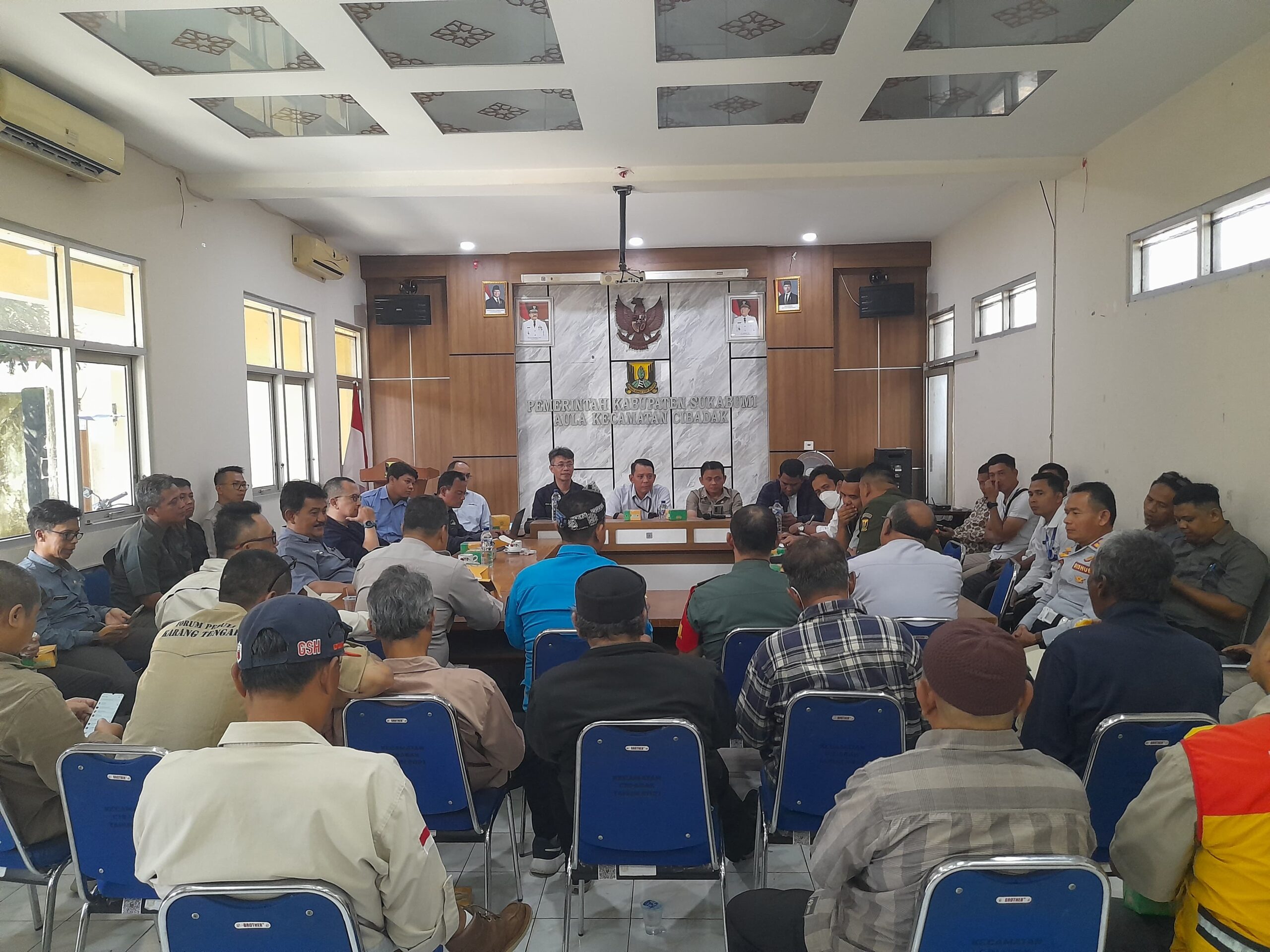 RAKOR: Dinas ESDM Wilayah I Cianjur bersama DLH, DPMPTSP Kabupaten Sukabumi, dan Satpol PP saat rakor lintas instansi di Kantor Kecamatan Cibadak.