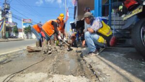 Ruko Tutup Saluran Drainase di Cicurug, Petugas Bongkar Beton