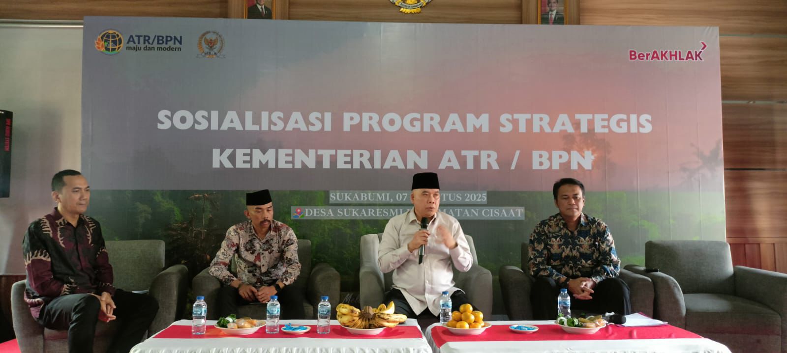 Anggota Komisi II DPR RI dari Fraksi Partai Gerindra, Heri Gunawan, menyampaikan sosialisasi program strategis Kementerian Agraria dan Tata Ruang/Badan Pertanahan Nasional (ATR/BPN) di Desa Sukaresmi, Kecamatan Cisaat, Kabupaten Sukabumi, Rabu (7/8/2025).