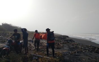 tim SAR gabungan akhirnya menemukan jasad Hamdan (45), seorang nelayan asal Kecamatan Tegalbuleud, Kabupaten Sukabumi, yang sebelumnya dilaporkan hilang di perairan Pantai Tegalbuleud. Korban ditemukan dalam kondisi meninggal dunia di bibir Pantai Ciroyom pada Kamis (7/8/2025) sekitar pukul 09.00 WIB