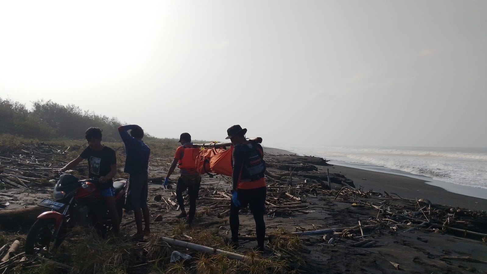 tim SAR gabungan akhirnya menemukan jasad Hamdan (45), seorang nelayan asal Kecamatan Tegalbuleud, Kabupaten Sukabumi, yang sebelumnya dilaporkan hilang di perairan Pantai Tegalbuleud. Korban ditemukan dalam kondisi meninggal dunia di bibir Pantai Ciroyom pada Kamis (7/8/2025) sekitar pukul 09.00 WIB
