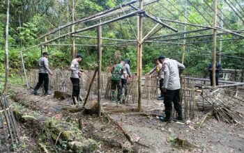 Merespons keresahan warga atas maraknya aktivitas sabung ayam yang disertai praktik perjudian, jajaran Forkompimcam Jampangkulon yang terdiri dari Polsek, Koramil 2213, dan Pemerintah Desa Padajaya bergerak cepat membongkar arena sabung ayam semi permanen di Kampung Citoke RT 007/002, Desa Padajaya, Kamis (7/8/2025).