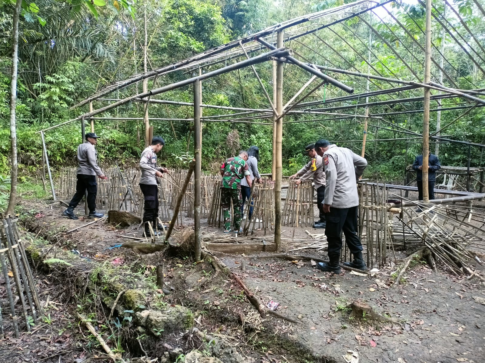 Merespons keresahan warga atas maraknya aktivitas sabung ayam yang disertai praktik perjudian, jajaran Forkompimcam Jampangkulon yang terdiri dari Polsek, Koramil 2213, dan Pemerintah Desa Padajaya bergerak cepat membongkar arena sabung ayam semi permanen di Kampung Citoke RT 007/002, Desa Padajaya, Kamis (7/8/2025).
