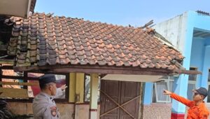 Nyaris Telan Korban, Atap Sekretariat Pendidikan Ambruk Saat Lokasi Sepi