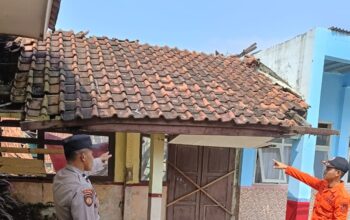 Bangunan sekretariat pendidikan yang berdampingan dengan SDN Binakarya, Desa Cidadap, Kecamatan Simpenan, Kabupaten Sukabumi, ambruk pada Kamis (7/8/2025) sekitar pukul 13.37 WIB.