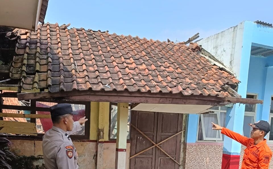 Bangunan sekretariat pendidikan yang berdampingan dengan SDN Binakarya, Desa Cidadap, Kecamatan Simpenan, Kabupaten Sukabumi, ambruk pada Kamis (7/8/2025) sekitar pukul 13.37 WIB.