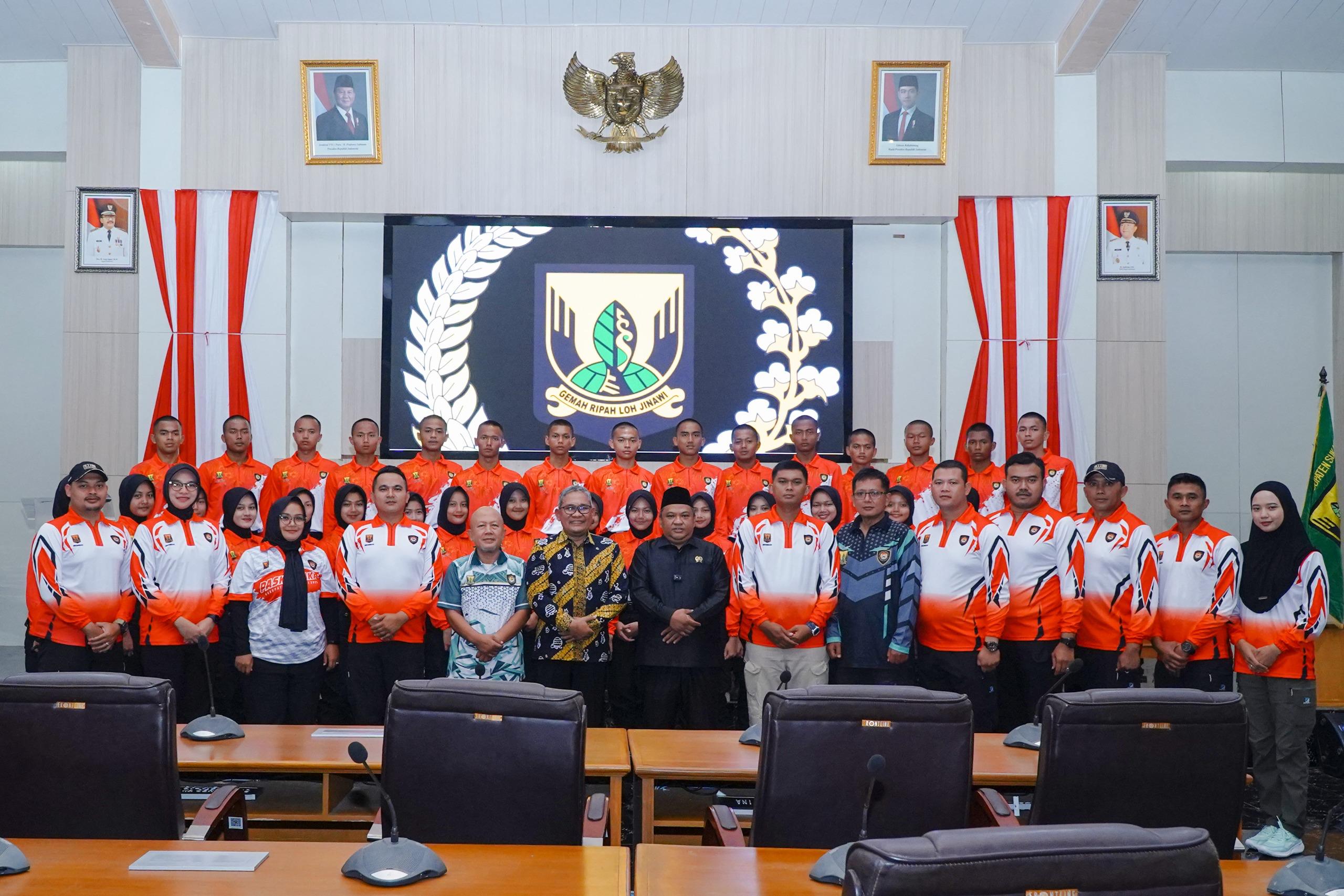 Sebanyak 32 pelajar calon anggota Pasukan Pengibar Bendera Pusaka (Paskibraka) Kabupaten Sukabumi tahun 2025 mengikuti kegiatan hearing bersama Ketua DPRD Kabupaten Sukabumi di Aula Rapat Gedung DPRD, Desa Citepus, Kecamatan Palabuhanratu, Kamis (7/8/2025).
