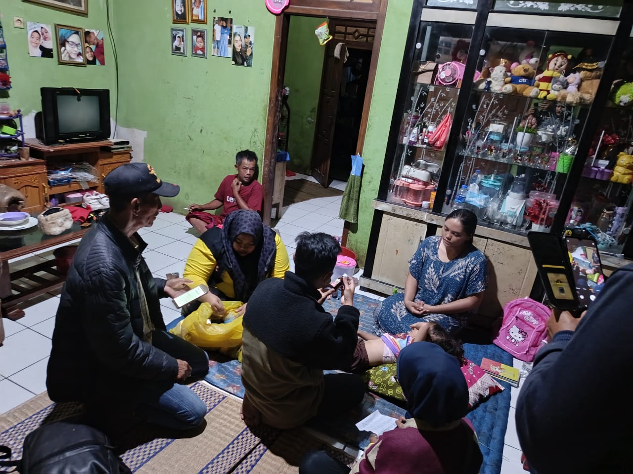 Sebanyak 32 anak dari delapan kampung di Desa Cipamingkis, Kecamatan Cidolog, Kabupaten Sukabumi, mengalami gejala mual, muntah, demam, diare, dan lemas setelah mengonsumsi makanan bergizi gratis (MBG) pada Rabu (6/8/2025).