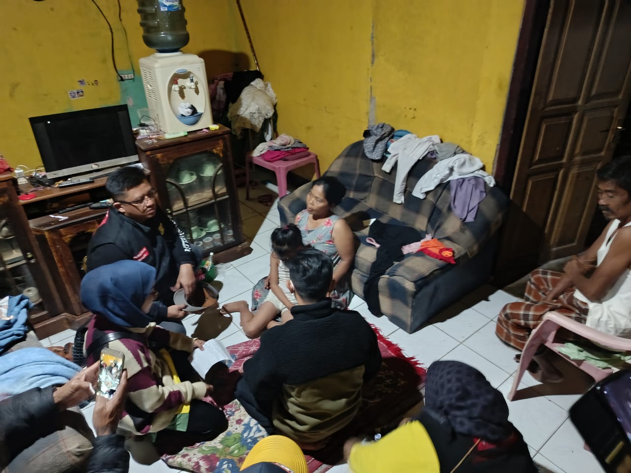 Sebanyak 32 anak dari delapan kampung di Desa Cipamingkis, Kecamatan Cidolog, Kabupaten Sukabumi, dilaporkan mengalami gejala mual, muntah, demam, diare, dan lemas setelah mengonsumsi makanan bergizi gratis (MBG) pada Rabu (6/8/2025).