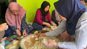 Bangkitkan Potensi Lokal, Pertamina Patra Niaga Regional Jawa Bagian Barat Perkuat UMKM Olahan Susu di Kampung Sukaluyu