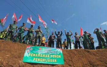 Suasana kunjungan kerja Tim Pengawasan dan Evaluasi (Wasev) TNI Manunggal Membangun Desa (TMMD) Ke-125 Tahun Anggaran 2025 Kodim 0622/Kabupaten Sukabumi di Aula Desa Langkapjaya, Kecamatan Lengkong, Jumat (8/8/2025).