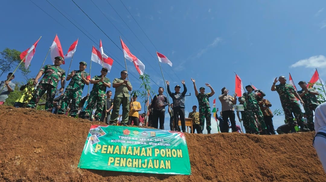 Suasana kunjungan kerja Tim Pengawasan dan Evaluasi (Wasev) TNI Manunggal Membangun Desa (TMMD) Ke-125 Tahun Anggaran 2025 Kodim 0622/Kabupaten Sukabumi di Aula Desa Langkapjaya, Kecamatan Lengkong, Jumat (8/8/2025).
