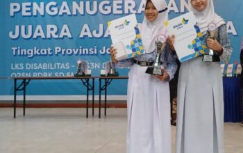 BANGGA : Dua siswi SMPN 1 Kota Sukabumi, Kanaya Lareina Masdirwan (kiri) berhasil meraih juara 1 Mendongeng dan Ridha Raiya Sendjani (kanan) Juara 2 lomba menulis cerita dalam kegiatan FLS3N SMP tingkat Provinsi Jawa Barat. (dok/radarsukabumi)