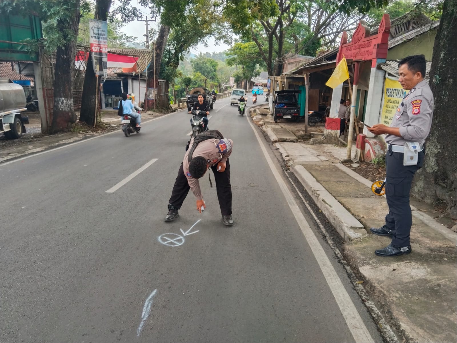 Kecelakaan maut terjadi di Jalan Raya Palabuhan II, Kampung Sampora, Desa Bojongraharja, Kecamatan Cikembar, Kabupaten Sukabumi, Sabtu (9/8) pagi. Seorang mahasiswa