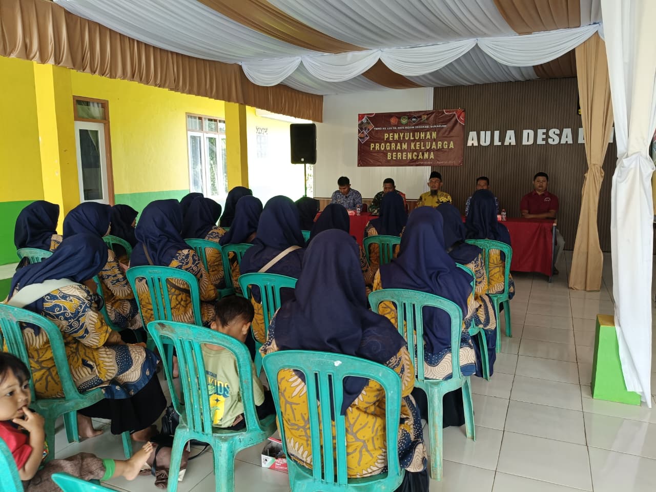 Sosialisasi Program Keluarga Berencana (KB) bertema “Ketahanan Keluarga dan Pembangunan Keluarga”, Satgas TMMD mengajak masyarakat untuk memandang KB sebagai strategi membangun generasi yang sehat, terencana, dan berdaya saing.