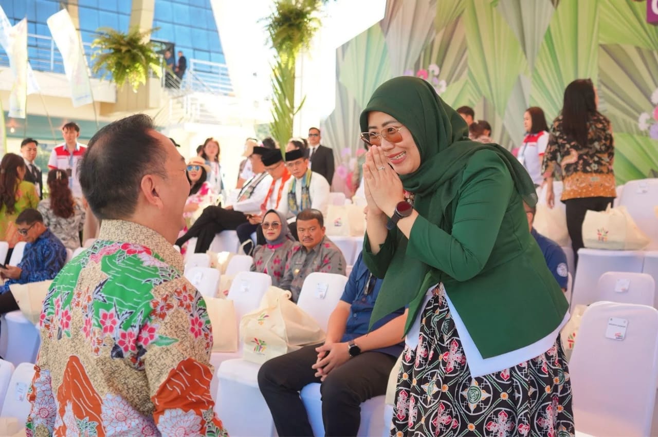 ANTUSIAS: Ketua TP PKK Kota Sukabumi, Ranty Rachmatilah, hadir dalam kemeriahan Tomohon International Flower Festival (TIFF) ke-13 yang digelar di Kota Tomohon, Sulawesi Utara, belum lama ini.