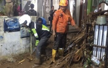EVAKUASI: Sejumlah petugas BPBD Kota Sukabumi saat melakukan evakuasi, belum lama ini.