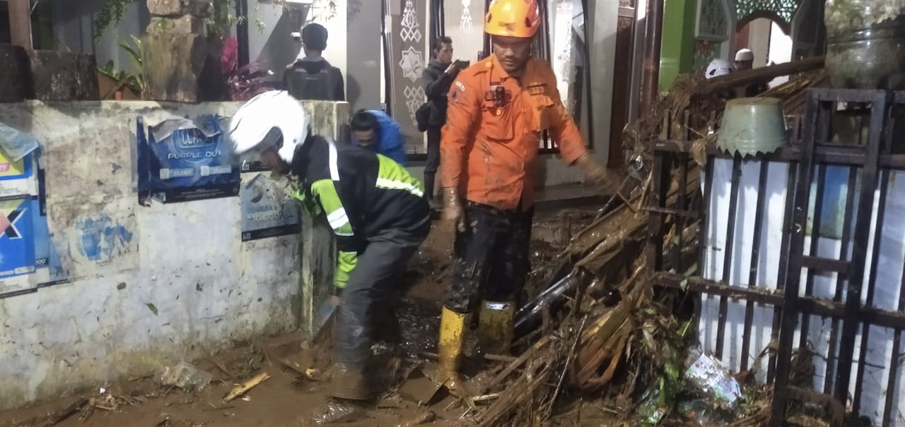 EVAKUASI: Sejumlah petugas BPBD Kota Sukabumi saat melakukan evakuasi, belum lama ini.