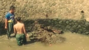 DPUTR Kota Sukabumi Bersihkan Sungai Cipanengah