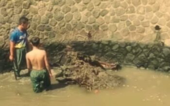 PEMELIHARAAN: DPUTR Kota Sukabumi, kembali melakukan aksi pemeliharaan dan pembersihan sampah di Sungai Cipanengah 9, Kelurahan Situmekar.