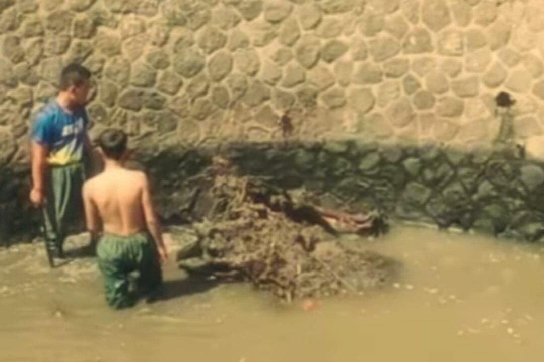 PEMELIHARAAN: DPUTR Kota Sukabumi, kembali melakukan aksi pemeliharaan dan pembersihan sampah di Sungai Cipanengah 9, Kelurahan Situmekar.